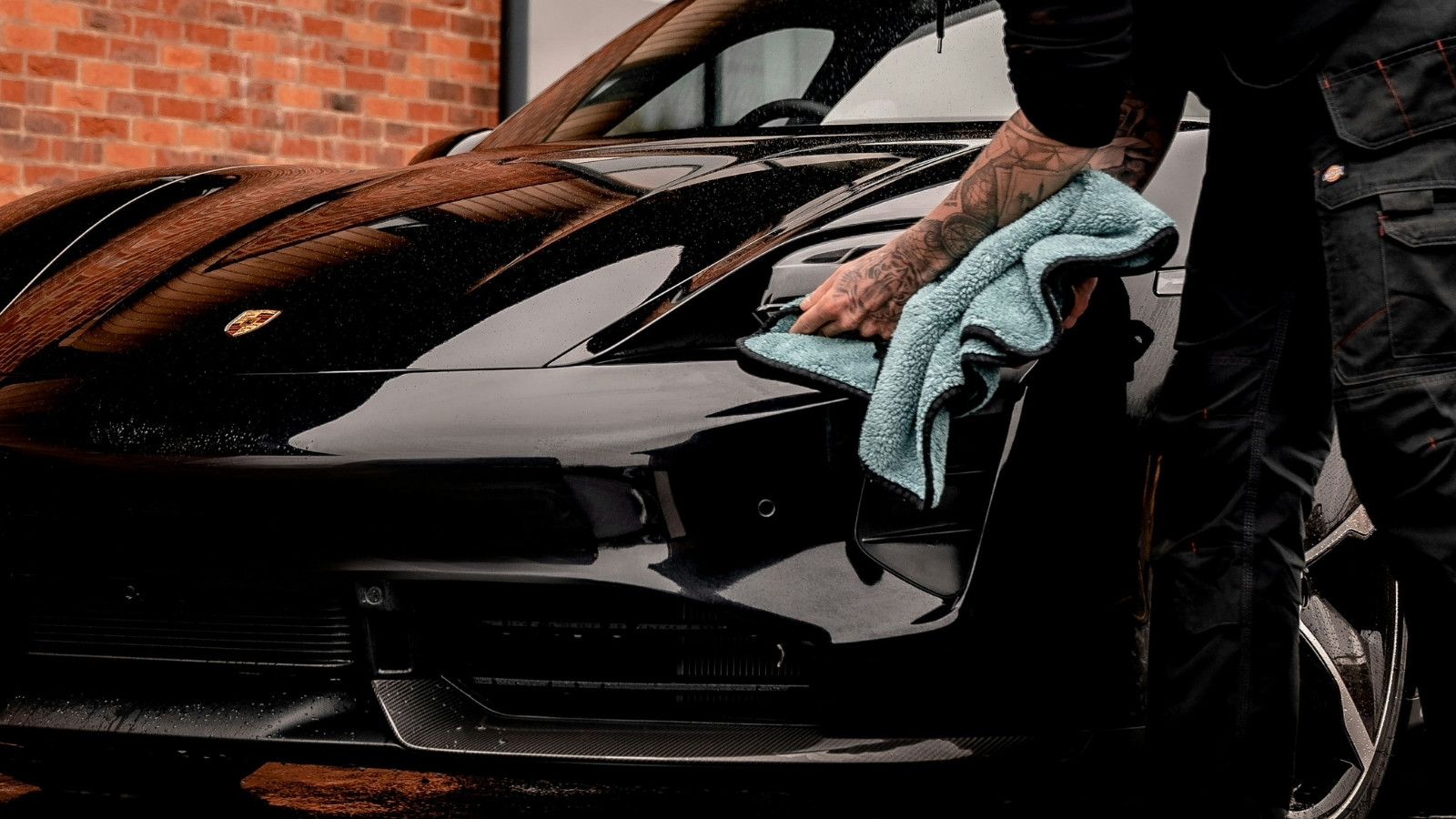 microfiber drying towel used for safe vehicle drying process